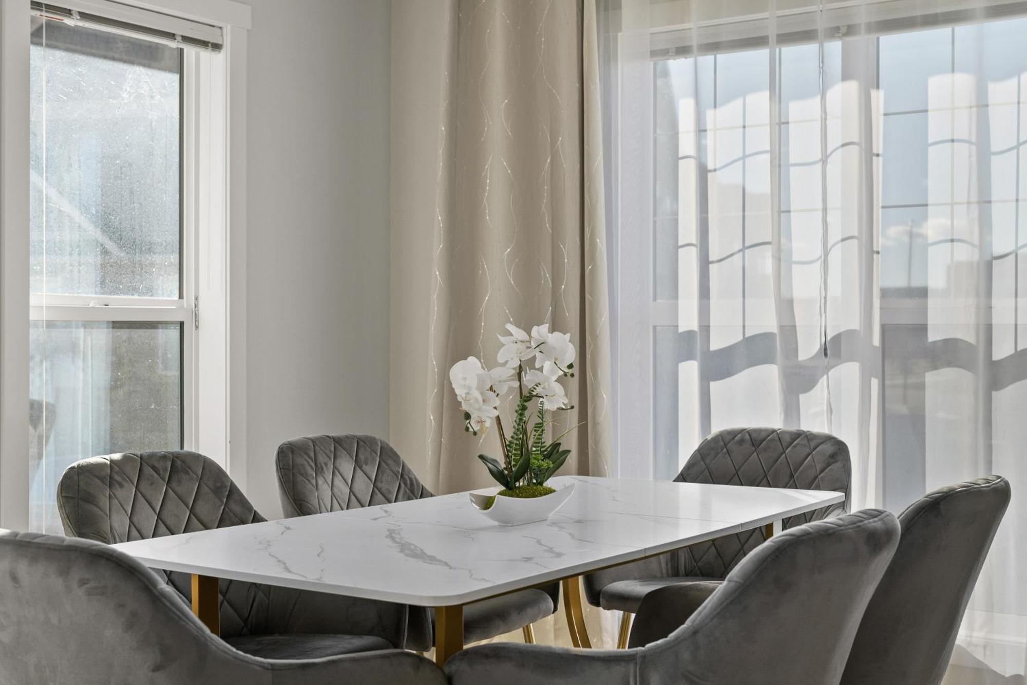 Globalstay New Apartments In Cranbrook Free Street Parking YYC Exteriör bild